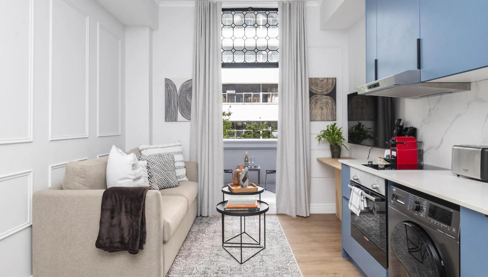 Venice House Stylish Stay With Balcony Le Cap Appartement