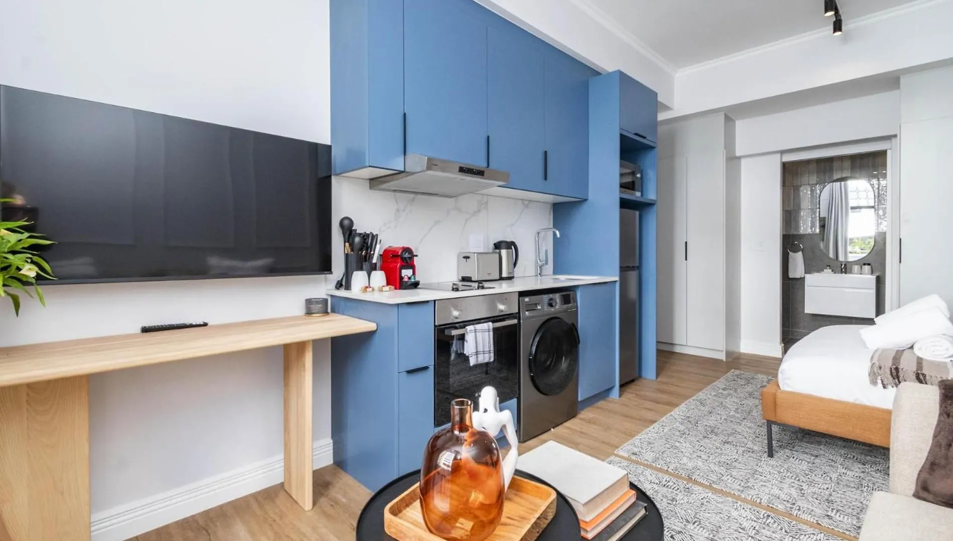 Venice House Stylish Stay With Balcony Le Cap