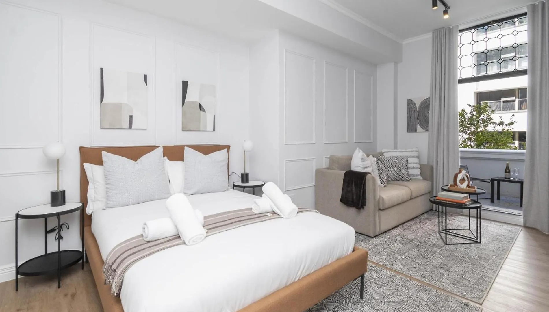 Venice House Stylish Stay With Balcony Le Cap